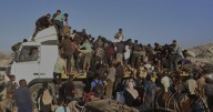 Conductores de camiones de ayuda en Gaza enfrentan crecientes peligros en medio del caos