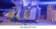 Dos hombres murieron al estrellar la camioneta en la que viajaban contra un árbol