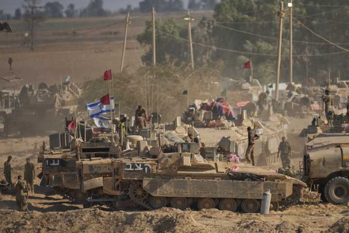 Netanyahu Encourages Troops, Ponders Ceasefire as Hundreds of North American Jews Immigrate to Israel