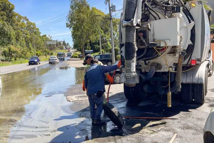 Ayuntamiento atiende reporte de drenaje azolvado en Tepehitec