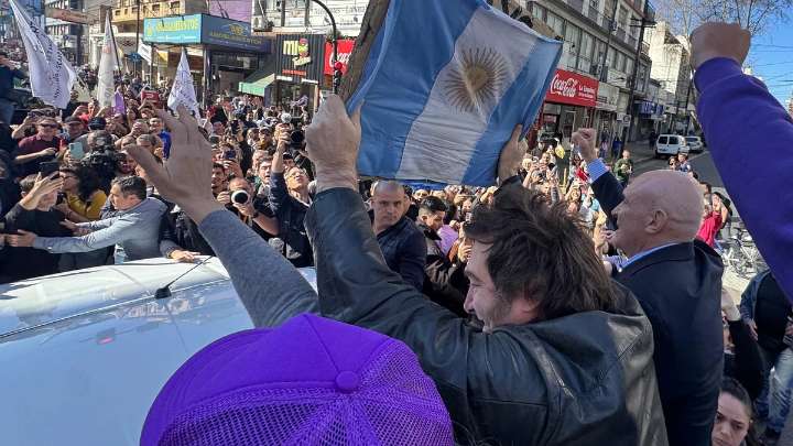 Milei evacuado de un acto electoral tras una lluvia de objetos
