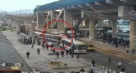 San Juan de Lurigancho: Cámaras grabó el choque de bus contra la estación Santa Rosa de la Línea 1 del Metro | VIDEO Nueve personas resultaron heridas como consecuencia del choque de bus de transporte