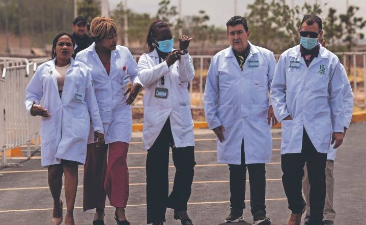 Alistan otro contrato para médicos cubanos; les pagan casa, chofer y dieta balanceada