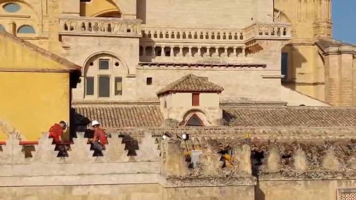 Día después del incendio en la Mezquita-Catedral: los bomberos siguen trabajando en las cubiertas