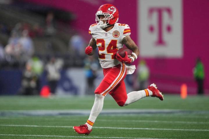 49ers trade for Chiefs' Skyy Moore as wide receiver troubles mount