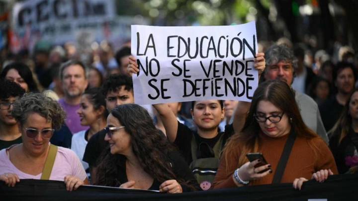 Paro docente en universidades: continúa la lucha por salarios y financiamiento tras la votación en el Senado