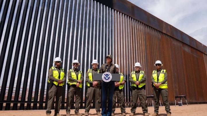 Pintan de negro el muro fronterizo entre EU y México para que se caliente y sea difícil escalarlo