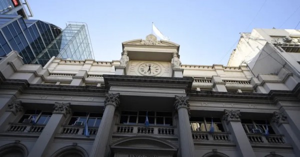 El Banco Central subió los encajes bancarios para que no fracase la licitación de bonos en pesos