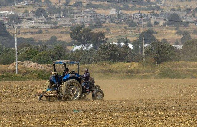 Entregan tractores y asesoría técnica para impulsar el campo mexiquense