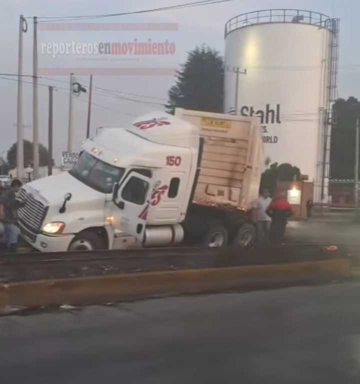 TRÁILER CAYÓ A UNA ZANJA EN LA CALLE ALBERT EINSTEIN, CON DIRECCIÓN A TOLLOCAN, TOLUCA