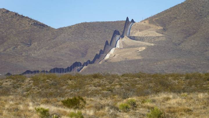 El muro entre Estados Unidos y México será pintado de negro para evitar que los migrantes lo escalen