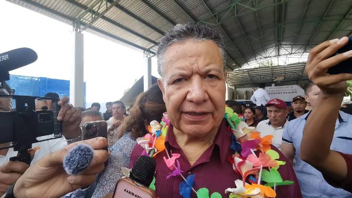 Julio Menchaca anuncia construcción de puente vehicular en Xochiatipan