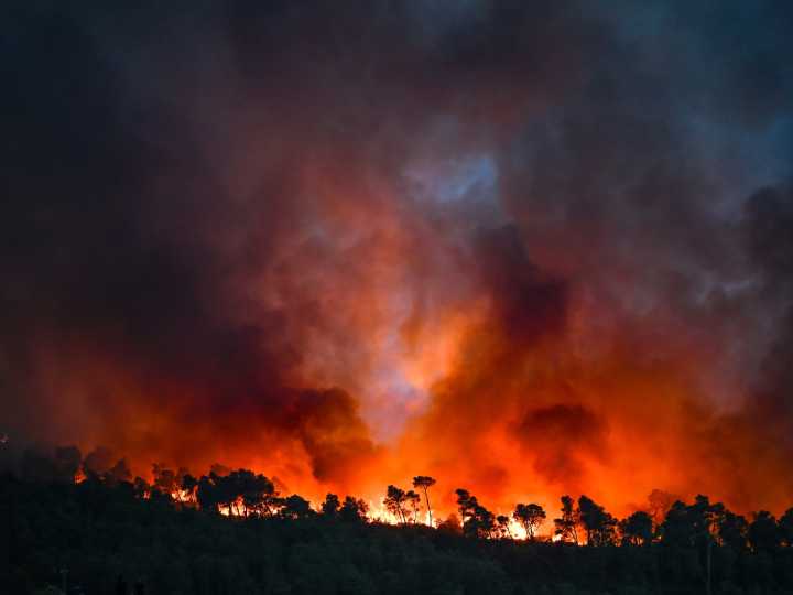 Francia: en Aude, el peor incendio de la historia tiene en alerta a los bomberos y a toda un región rica en viñedos