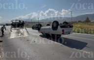 Acelerado conductor vuelca sobre Fundadores; deja a su paso daños materiales y caos vial