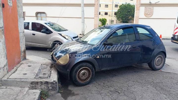 No respeta el alto y causa un accidente en calles del barrio de Santiago de Mérida