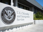 Cómo crear y administrar tu cuenta MyUSCIS para residencia y pasaporte estadounidense