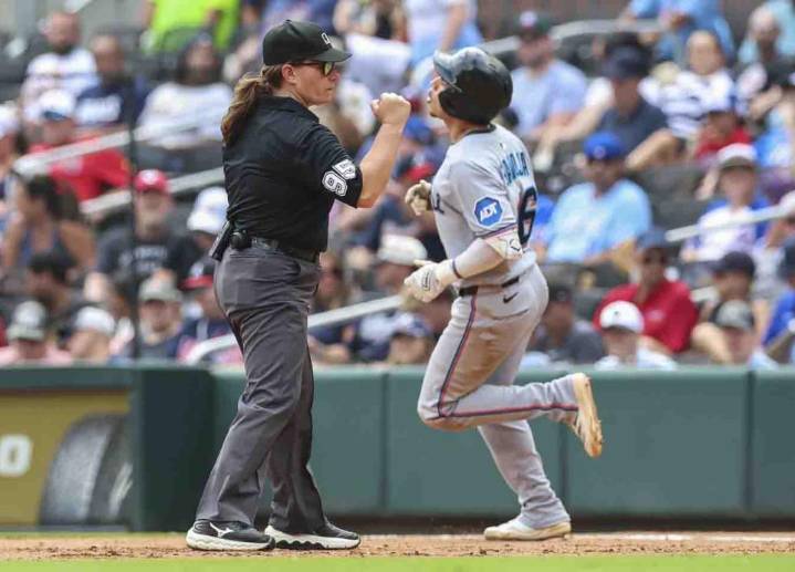 Es Jen Pawol, primera umpire en juego de la MLB
