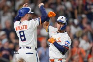 Astros resisten rally de Medias Rojas y ganan 7-6 con jonrones de Urías y McCormick – Chicago Tribune