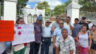 Jubilados de Pemex protestan en zona hotelera de Mérida por falta de atención médica