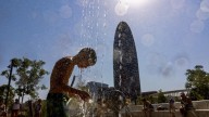 El humo de los incendios en España frena la subida de las temperaturas en Catalunya