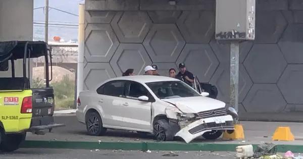 Chocan auto contra poste en avenida Salk