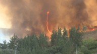 Imágenes impactantes: Un incendio de Lugo provoca un violento tornado de fuego