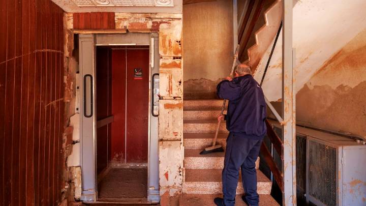 El coste y la indecisión vecinal: razones que explican porqué mil ascensores dañados por la DANA siguen inoperativos