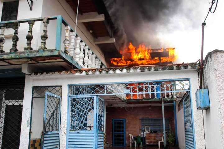 Voraz incendio consumió vivienda multifamiliar en Maracay