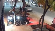 Impactante video del momento en que motochorros intentaron asaltar a un hombre a los tiros