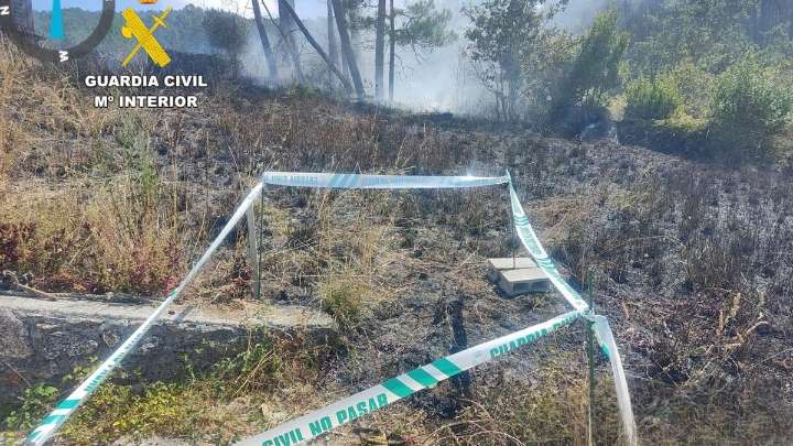La Guardia Civil investiga a una mujer por dos incendios forestales en Laxe
