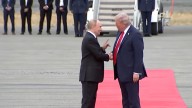 Trump recibe a Putin con aplausos a pie de pista en Alaska antes de su histórica reunión sobre Ucrania