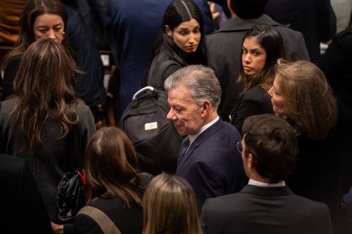 Álvaro Uribe critica a Juan Manuel Santos por asistir a los actos fúnebres de Miguel Uribe
