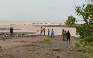 Desaparece taxista al rescatar a tres niños que eran arrastrados en un arroyo en San Blas