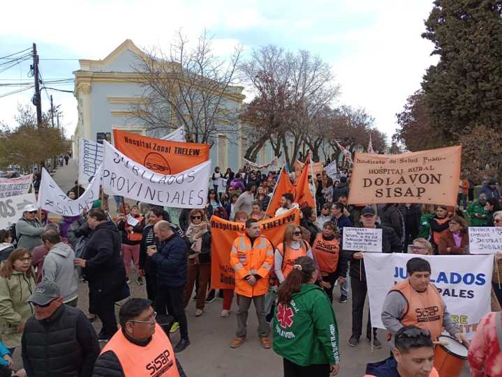 Rawson: Trabajadores de salud, docentes, justicia, viales y jubilados se movilizaron contra el ajuste de Torres
