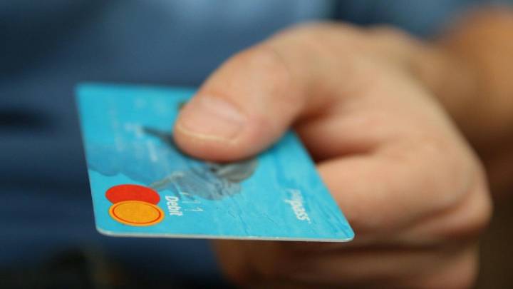 Alertan de una «ola de estafas» en Asturias: así venden a domicilio relojes, colchones o aspiradoras a precios «sangrantes»