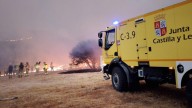 Muere un bombero de los incendios de León tras volcar por una ladera con un camión autobomba