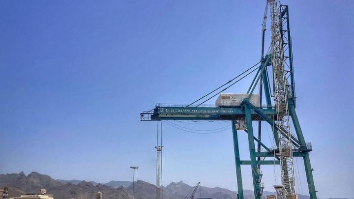 Retirada de una grúa gigante en el Puerto de Santa Cruz