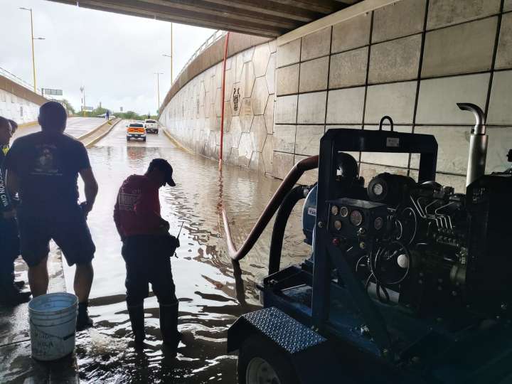 Un socavón, árboles y bardas caídas además de otros daño dejó la...