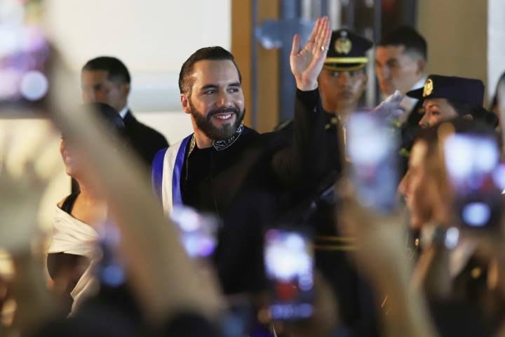La Opinión Hoy: La posibilidad de que Bukele se reelija de por vida divide opiniones