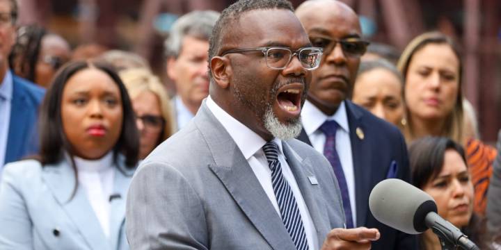 Chicago mayor signs order defying Trump’s planned roundup of immigrants