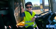 Hasta le entregaron su uniforme: Niño que sueña con ser recolector de basura recibió emotiva sorpresa