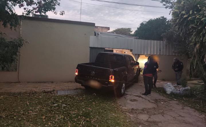 Perdió el control del vehículo y fue a dar contra una casa