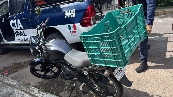 Recuperan motocicleta con reporte de robo en calle de Ixtaczoquitlán; nadie sabe quién la dejó ahí