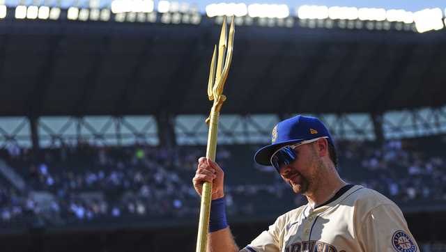 Cal Raleigh hits 50th homer, joining Mickey Mantle as switch