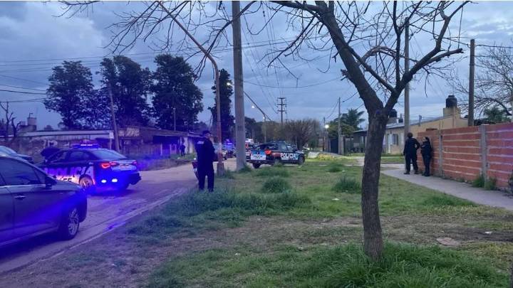 Terror en barrio Nueva Esperanza: un policía baleó a su pareja, se atrincheró y terminó herido en la pierna
