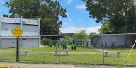 Acusan a maestra de dejar encerrado a un niño de segundo grado en un salón con las luces apagadas
