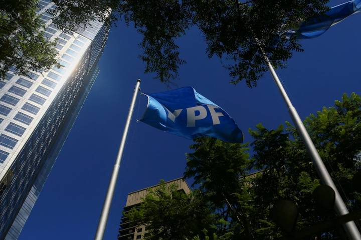La justicia de EE UU autoriza a Argentina a apelar sin entregar las acciones de YPF