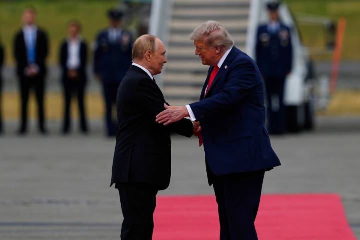 Trump recibe a Putin con alfombra roja: comienzan reunión en Alaska