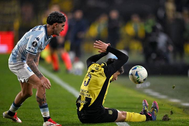 Peñarol acusa estrategia de Racing para lesionar a su figura en Copa Libertadores: “Se turnaban para pegarle”