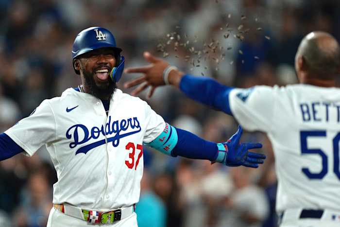 Betts' sacrifice fly and Hernández's homer lift Dodgers over Padres for tie in NL West